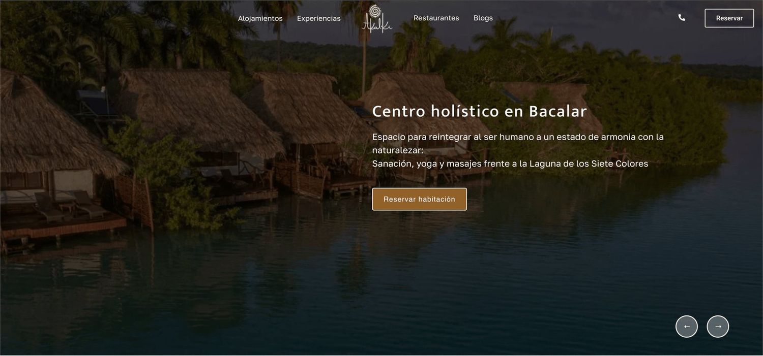 Palafitos de techo de palma reflejados en la laguna al caer la noche