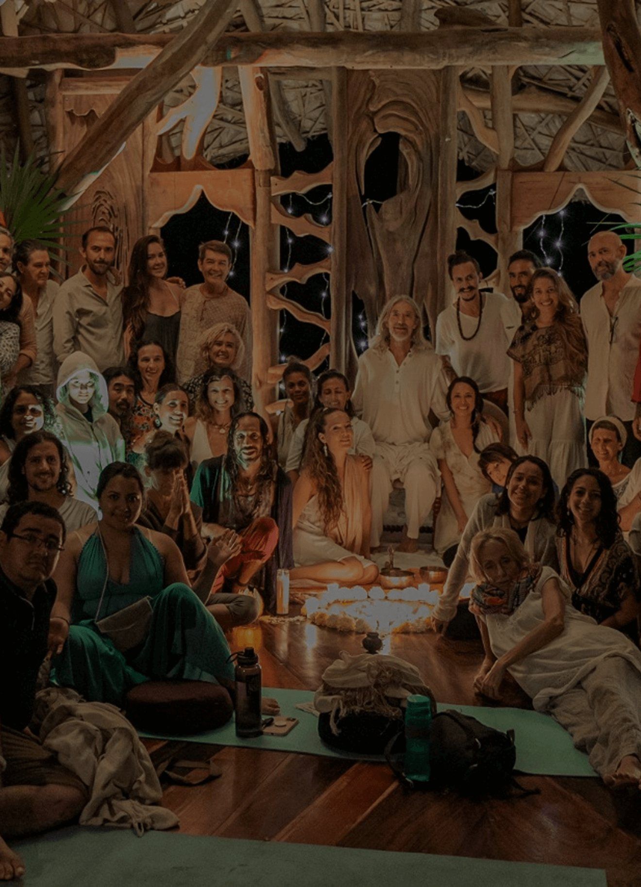 Grupo de un retiro reunido con velas en el Templo Madre Tierra