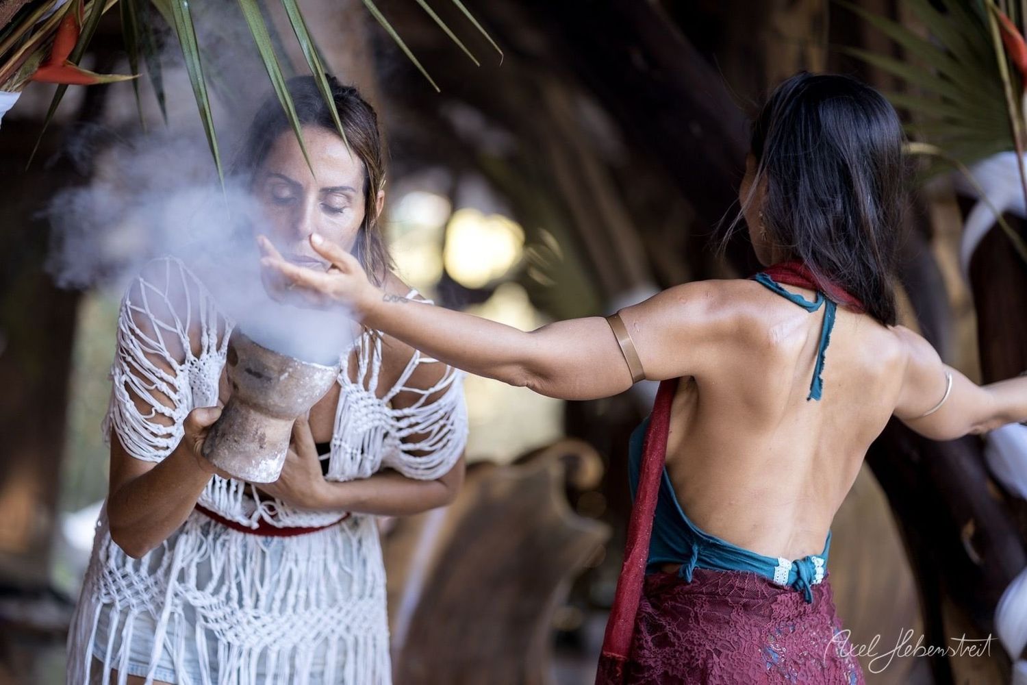 Ceremonia con sahumerio de copal bajo la palapa, dos mujeres durante una limpia